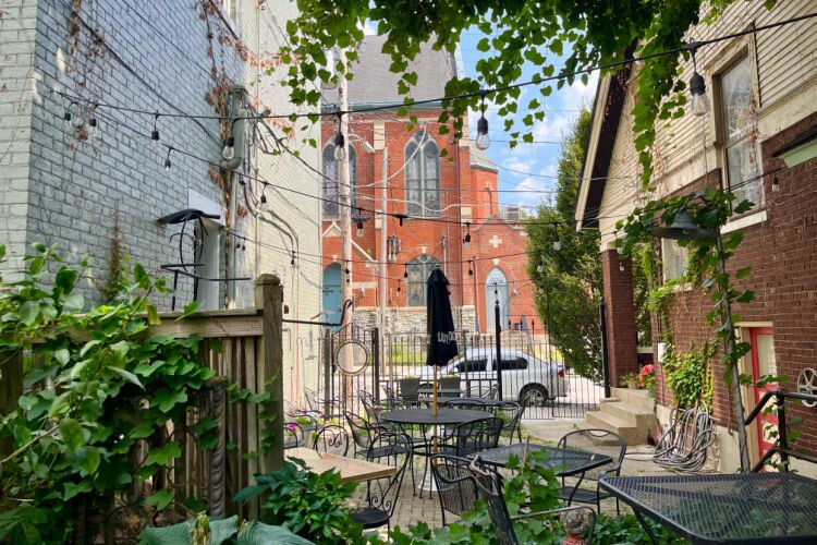 Patio dining at Newport's York St. Cafe'