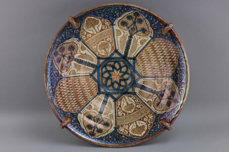 "Bowl," 1370s, Spain (Manises), tin-glazed earthenware with cobalt and luster, Courtesy of The Hispanic Society of America, New York.