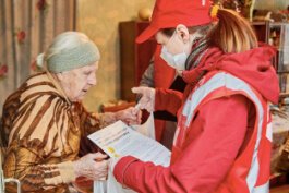 The Kharkiv Red Cross helps an elderly woman in the Kharkiv area.