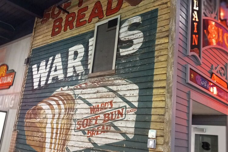 This wall sign, concealed for more than 50 years, was uncovered during a Chicago building demolition. Hand painted panels are by Jack Briggs, who later became founder of the Beverly Sign Co., a prominent Windy City sign company. 